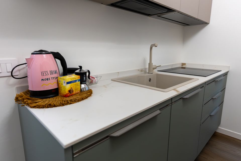 Cucina dell'appartamento Bulldog Home Bergamo con piano bianco e bollitore