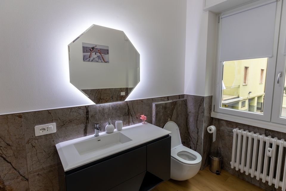 Bagno dell'appartamento Champagnerie con specchio ottagonale illuminato