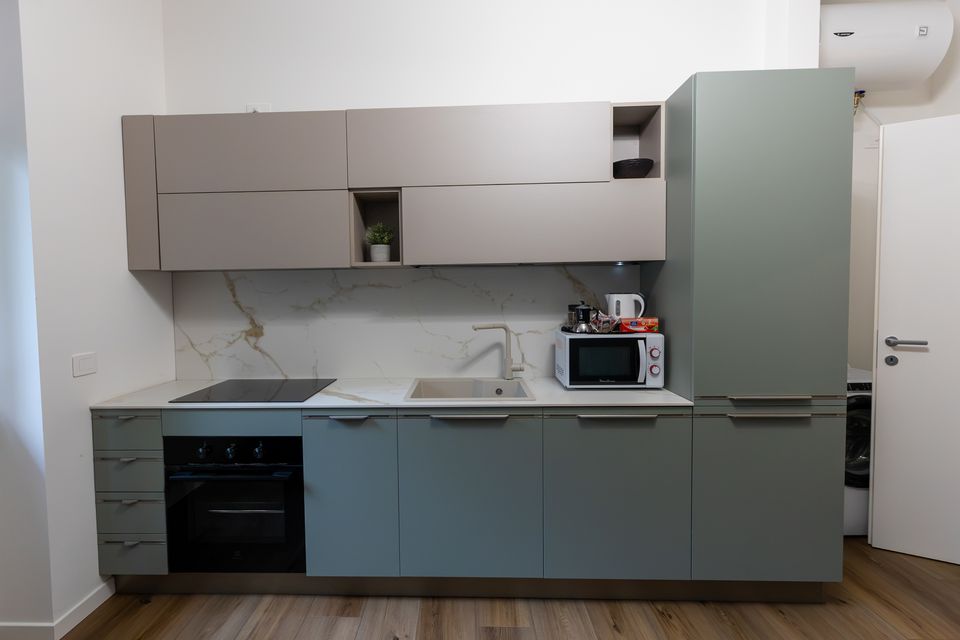 Cucina attrezzata dell'appartamento Glamour con ante verde salvia
