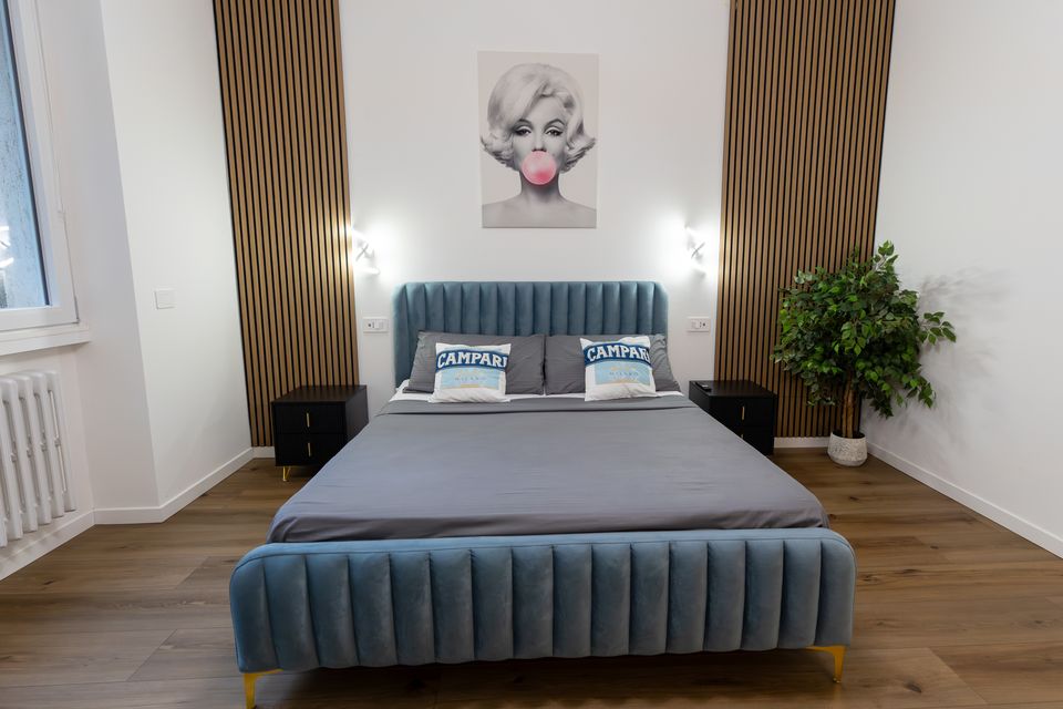 Camera matrimoniale dell'appartamento Glamour con letto in velluto azzurro